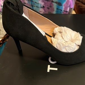 Torrid black pointed toe pump with bow